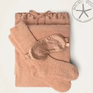 NWT Barefoot Dreams Travel Set